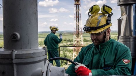 Цената на петрола остава под прага от 100 долара за барел*