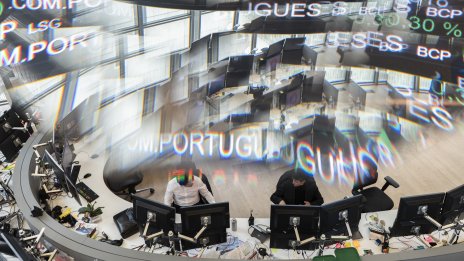 Разпродажби при технологичните акции подложиха на натиск европейските пазари