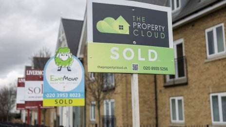 Цените на британските жилища са спаднали за пръв път тази година