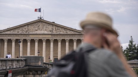 Франция се нуждае от 15 млрд. евро годишно, за да отговори на фискалните правила на ЕС