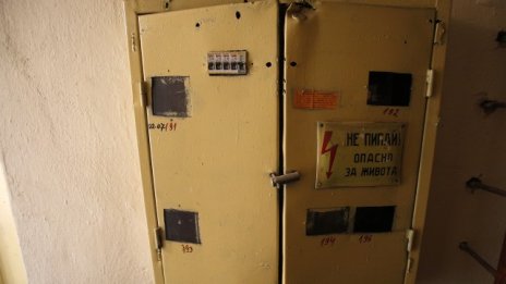 ИПИ: ДКЕВР действа на принципа „на час по лъжичка“