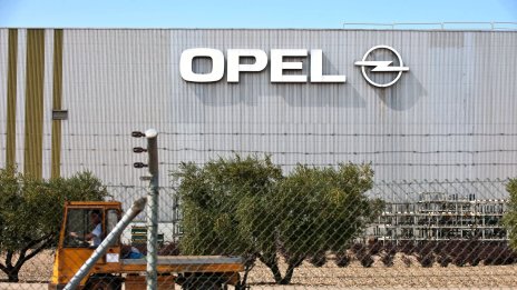 Испански завод на Opel спря работа заради недостиг на чипове