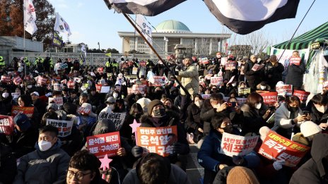 Парламентът на Южна Корея отстрани президента*