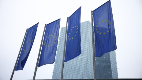 Ръстът на заплатите в еврозоната се забавя, подкрепяйки още понижения на лихвите