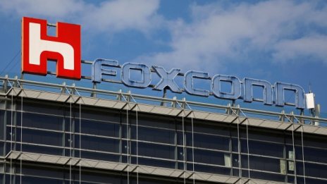 Месечните приходи на Foxconn се свиват за първи път от 10 месеца