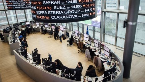 Растящият брой на новозаразени с COVID-19 помрачи европейските борси