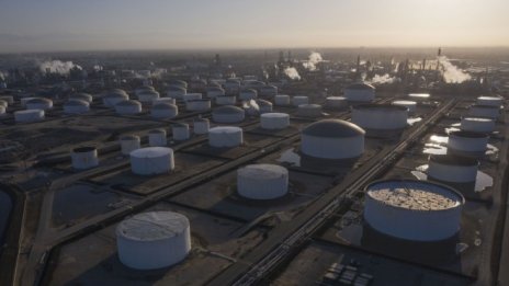 Най-големият вносител на петрол в света може да остане без място за съхранение