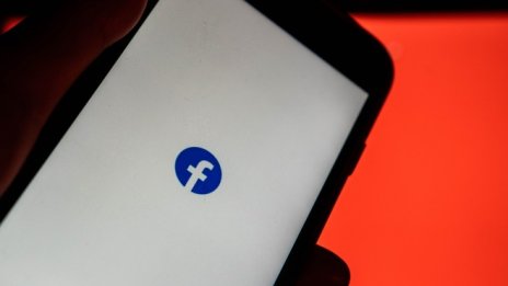 Facebook блокира акаунти и страници на близкия до Тръмп Роджър Стоун 