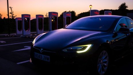 Tesla е „много близо“ до разработването на напълно автономна кола