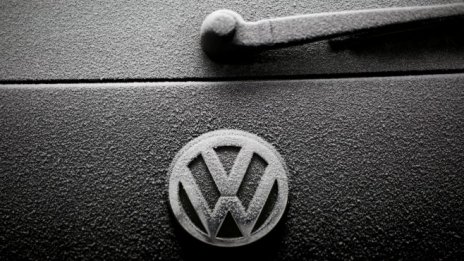 Volkswagen намалява заплатата на директора си
