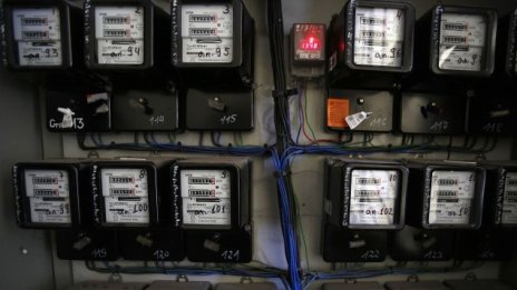 Фирмите без избран доставчик на ток ще получат типови договори