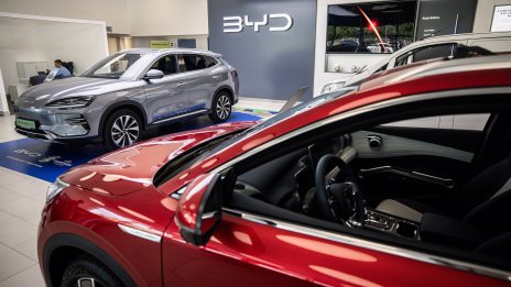 Китайската BYD задмина Tesla по продажби за миналата година