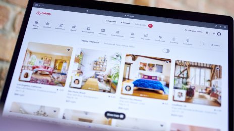 Airbnb разочарова с прогнозата за приходите си заради по-слабо търсене на пътувания