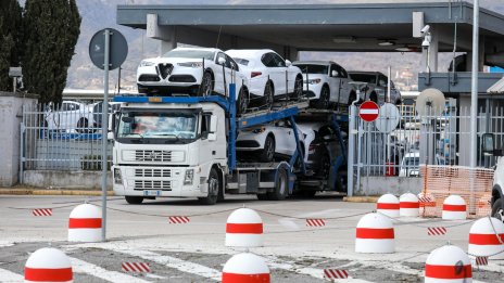 Автопроизводителите залагат на собствените си работници в логистичния ребус