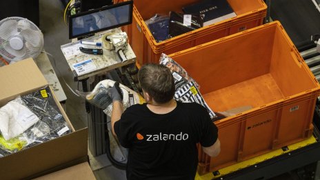 Найлоновите торбички скараха собственика на Zara и гигант в онлайн търговията с дрехи