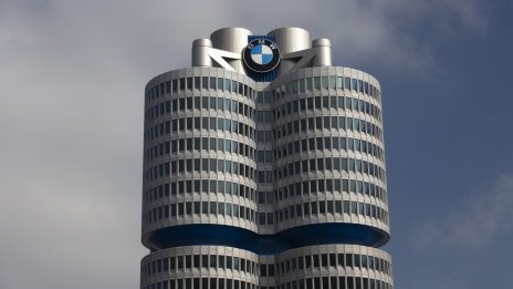 BMW взима пример от Tesla – ще разчита на цилиндрични клетки за своите електромобили