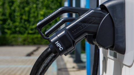 Mercedes и Starbucks ще си партнират в изграждането на зарядни станции в САЩ