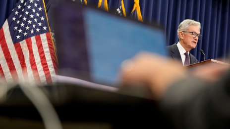 Пауъл подкрепя намаления на лихвите през 2025 г., но бъдещето след това е неясно