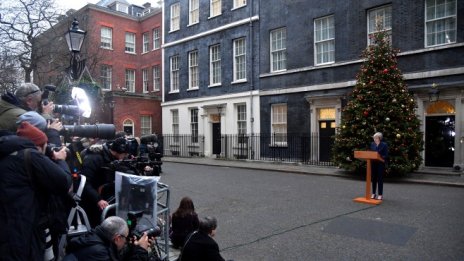 Мей оцеля, но неизвестните около Brexit остават без промяна