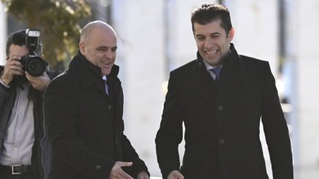 Има ли риск в ходовете на Кирил Петков в подобряване на отношенията със Скопие?