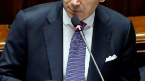 Италианското правителство може да падне по шест различни начина този месец