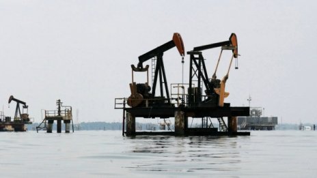 Петролът достигна тримесечно дъно