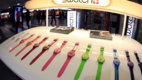 Скъпият франк и ниските лихви потопиха полугодишната печалба на Swatch с 20% 