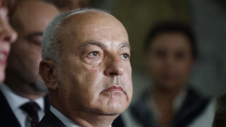 Кабинетът планира скромно рязане на разходи през 2027 г., но повече приходи от осигуровки