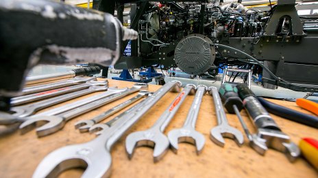 Поръчките към германските фабрики през август са намалели за четвърти месец