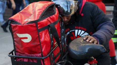 DoorDash води преговори за придобиването на Instacart в сделка за 17 млрд. долара