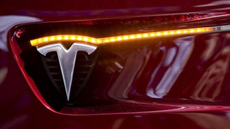 Tesla отваря още шоуруми в Европа, загърбвайки идеята за онлайн продажбите