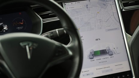 Американски регулатор поиска от Tesla да изтегли 158 хил. коли 