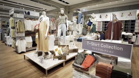 Търсенето на ежедневно облекло подкрепя собственика на Uniqlo
