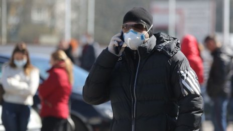 Отменят задължителното носене на маски на обществени места