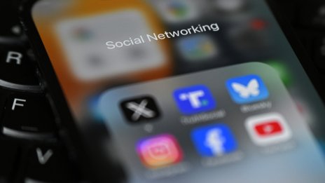 САЩ ще преглеждат профилите в социалните мрежи на кандидатите за студентска виза