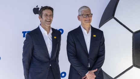 Тим Кук слиза от върха на Apple, а инвеститорите са с 4 трлн. долара по-богати заради него