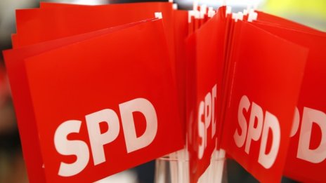 Социалдемократите все още застрашават споразумението на Меркел и Зеехофер