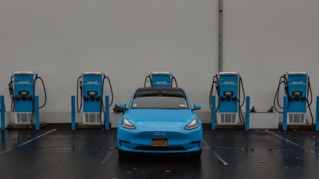 Достъпността на зарядните станции за електромобили в България се подобрява през тази година