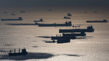 Все повече "сенчести" танкери се насочват към гробище за стари кораби в Индия