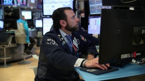 Dow се покачва със 100 пункта в очакване на отчета на Apple*