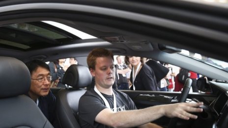 Google представи конкурента на Apple Car Play