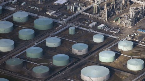 МАЕ обърна прогнозата си за петролните пазари тази година от излишък на дефицит