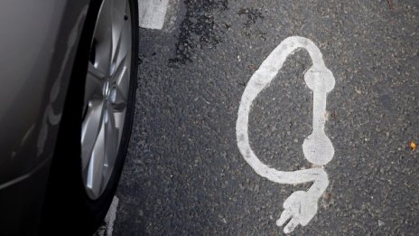 Великобритания спира субсидиите за е-автомобили на фона на засилено търсене