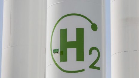 TotalEnergies създава "гигант на зеления водород" с индийската Adani