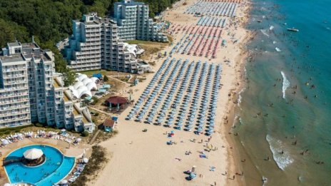 Летният сезон започва много добре, показват данни от "Албена", „Златни пясъци“ и "Приморско клуб"