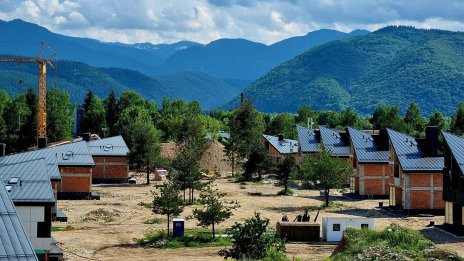 Къща в подножието на планината