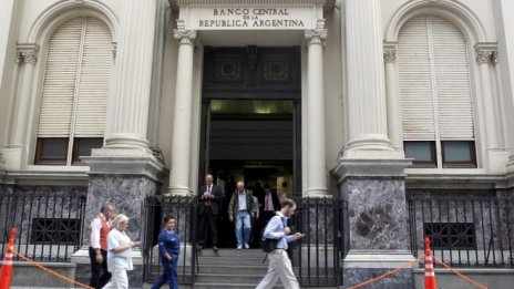 Аржентина спасява най-зле представящата се валута в света