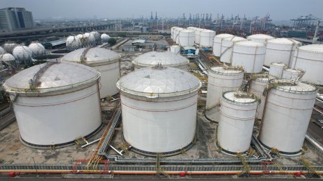 Цената на петрола достигна четиригодишно дъно