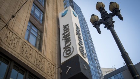 Собственикът на Yahoo обмисля да участва в оферта за придобиване на Twitter