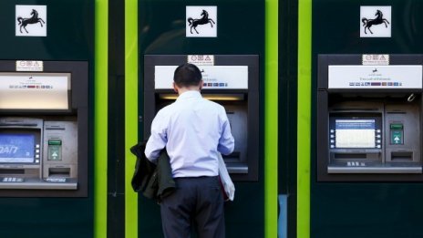 Lloyds съкращава 1 340 служители във Великобритания